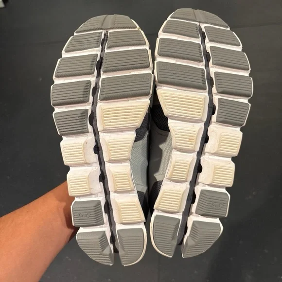 On Gray Athletic Shoes size 7 great condition - Picture 5 of 5